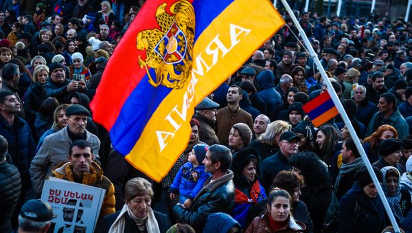 Люди на площади Свободы перед началом шествия в память о жертвах событий 1 марта 2008 года (1 марта 2019). Еревaн - Sputnik Армения