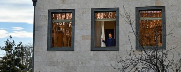 Президент Армен Саркисян смотрит из окна резиденции на проспекте Маштоца (2 марта 2019). Еревaн Президент Армен Саркисян смотрит из окна резиденции на проспекте Маштоца (2 марта 2019). Еревaн - Sputnik Армения