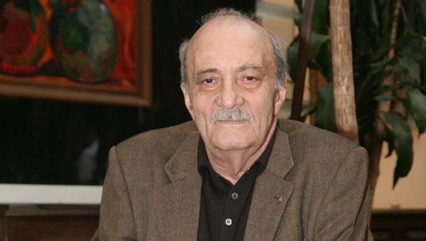 Кинорежиссер Георгий Данелия во время презентации новых работ Зураба Церетели цикла Мои современники (20 апреля 2009). Москвa - Sputnik Армения