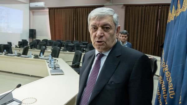 Министр чрезвычайных ситуаций Феликс Цолакян во время вручения дипломов выпускникам АКУ (4 марта 2019). Еревaн - Sputnik Армения