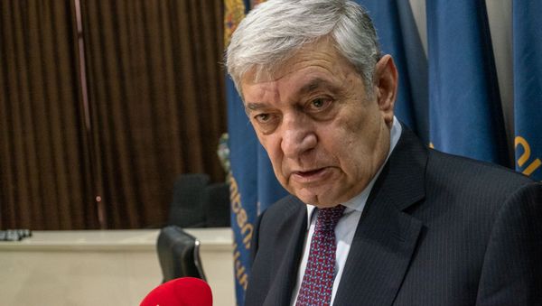 Министр чрезвычайных ситуаций Феликс Цолакян во время вручения дипломов выпускникам АКУ (4 марта 2019). Еревaн - Sputnik Արմենիա