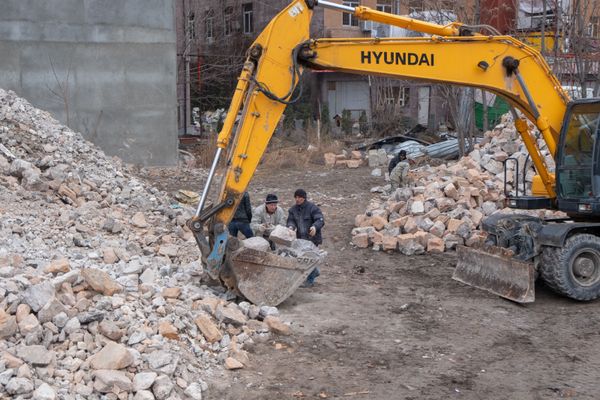 Երևանում նախարարության նախկին շենքի ապամոնտաժումը - Sputnik Արմենիա