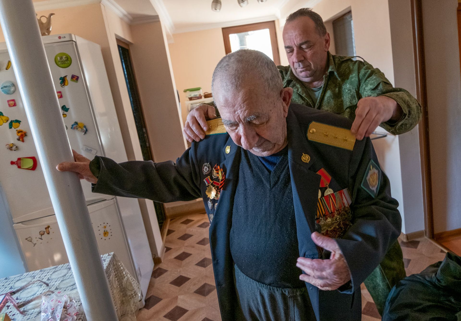 Ветеран Великой Отечественной войны и пограничных войск, старший прапорщик Сергей Оганесян с сыном Ашотом, Мегри - Sputnik Армения, 1920, 06.06.2025