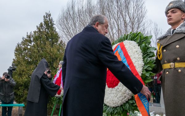 Президент Армен Саркисян посетил пантеон Ераблур (5 марта 2019). Еревaн - Sputnik Армения