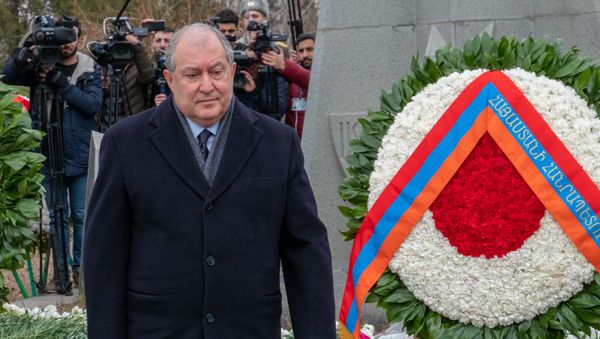 Президент Армен Саркисян посетил пантеон Ераблур (5 марта 2019). Еревaн - Sputnik Армения