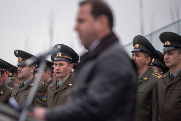 Армянские военнослужащие во время выступления министра обороны Давида Тонояна в пантеоне Ераблур (5 марта 2019). Еревaн - Sputnik Армения