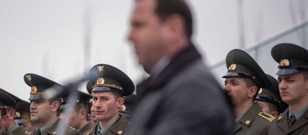 Армянские военнослужащие во время выступления министра обороны Давида Тонояна в пантеоне Ераблур (5 марта 2019). Еревaн - Sputnik Армения