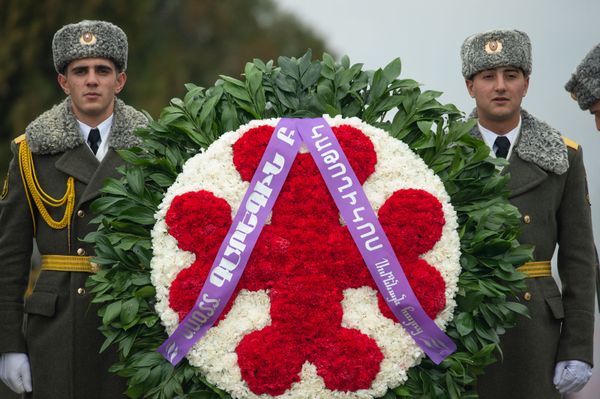 Руководство Армении посетило военный пантеон Ераблур к 60-летию Вазгена Саркисяна (5 марта 2019). Еревaн - Sputnik Армения