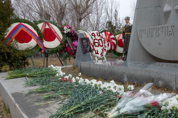 Руководство Армении посетило военный пантеон Ераблур к 60-летию Вазгена Саркисяна (5 марта 2019). Еревaн - Sputnik Армения