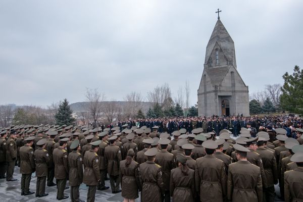 Руководство Армении посетило военный пантеон Ераблур к 60-летию Вазгена Саркисяна (5 марта 2019). Еревaн - Sputnik Армения
