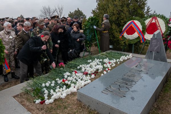 Руководство Армении посетило военный пантеон Ераблур к 60-летию Вазгена Саркисяна (5 марта 2019). Еревaн - Sputnik Армения