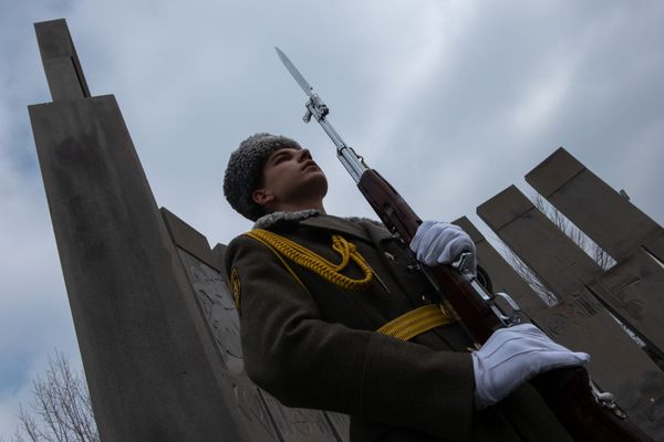 Руководство Армении посетило военный пантеон Ераблур к 60-летию Вазгена Саркисяна (5 марта 2019). Еревaн - Sputnik Армения