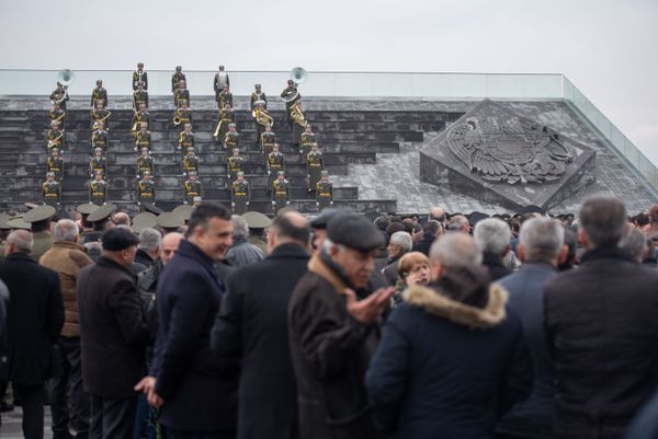 Руководство Армении посетило военный пантеон Ераблур к 60-летию Вазгена Саркисяна (5 марта 2019). Еревaн - Sputnik Армения