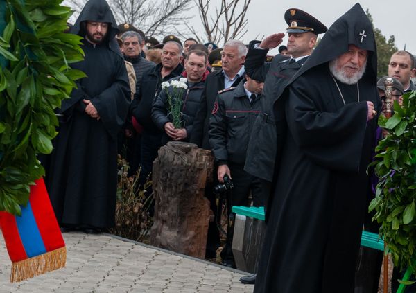 Руководство Армении посетило военный пантеон Ераблур к 60-летию Вазгена Саркисяна (5 марта 2019). Еревaн - Sputnik Армения