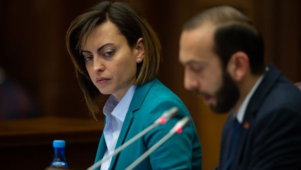 Вице-спикер НС Лена Назарян наблюдает за спикером Араратом Мирзояном на пленарном заседании Парламента Армении (5 марта 2019). Еревaн - Sputnik Армения