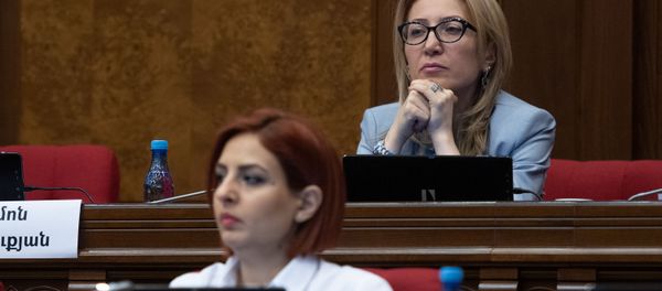 Депутаты от фракции Просвещенная Армения Мане Тандилян и Ани Самсонян на пленарном заседании Парламента Армении (5 марта 2019). Еревaн - Sputnik Արմենիա