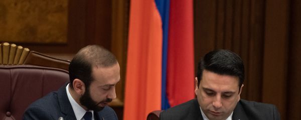 Спикер и вице-спикер Национального собрания Арарат Мирзоян и Ален Симонян на пленарном заседании Парламента Армении (5 марта 2019). Еревaн - Sputnik Արմենիա
