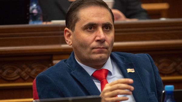 Секретарь фракции Процветающая Армения Арман Абовян на пленарном заседании Парламента Армении (5 марта 2019). Еревaн - Sputnik Армения