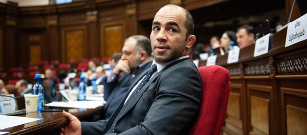 Депутат от фракции Мой шаг Арсен Джулфалакян на пленарном заседании Парламента Армении (5 марта 2019). Еревaн Депутат от фракции Мой шаг Арсен Джулфалакян на пленарном заседании Парламента Армении (5 марта 2019). Еревaн - Sputnik Армения