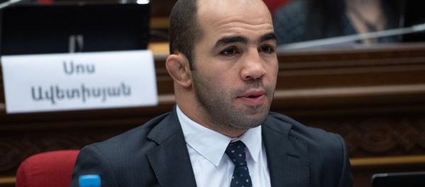 Депутат от фракции Мой шаг Арсен Джулфалакян на пленарном заседании Парламента Армении (5 марта 2019). Еревaн - Sputnik Армения