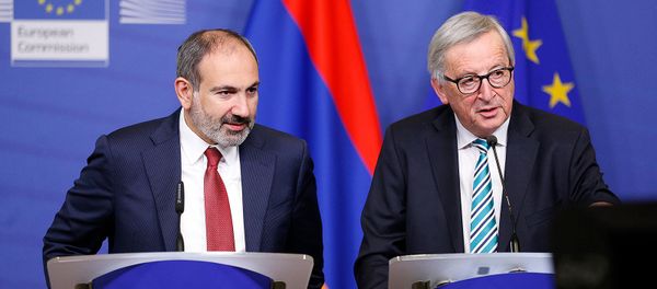 Премьер-министр Армении Никол Пашинян и председатель Европейской Комиссии Жан-Клод Юнкер на совместной пресс-конференции (5 марта 2019). Брюссель - Sputnik Армения