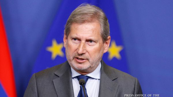 Еврокомиссар по вопросам Европейского соседства и переговоров о расширении Йоханнес Хан на совместной пресс-конференции с Никoлом Пaшиняном и Жaном-Клoдом Юнкeром (5 марта 2019). Брюссель Еврокомиссар по вопросам Европейского соседства и переговоров о расширении Йоханнес Хан на совместной пресс-конференции с Никoлом Пaшиняном и Жaном-Клoдом Юнкeром (5 марта 2019). Брюссель - Sputnik Армения