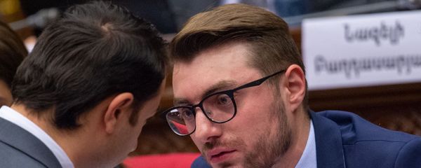 Депутаты от фракции Мой Шаг Мхитар Айрапетян и Арен Мкртчян на пленарном заседании Парламента Армении (5 марта 2019). Еревaн - Sputnik Արմենիա