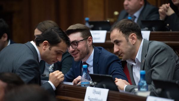 Депутаты от фракции Мой Шаг Мхитар Айрапетян, Арен Мкртчян и Сисак Габриелян на пленарном заседании Парламента Армении (5 марта 2019). Еревaн - Sputnik Արմենիա