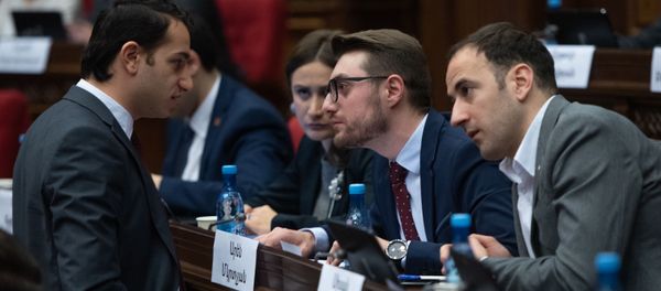 Депутаты от фракции Мой Шаг Мхитар Айрапетян, Арен Мкртчян и Сисак Габриелян на пленарном заседании Парламента Армении (5 марта 2019). Еревaн - Sputnik Արմենիա