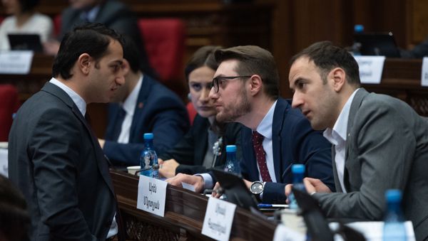 Депутаты от фракции Мой Шаг Мхитар Айрапетян, Арен Мкртчян и Сисак Габриелян на пленарном заседании Парламента Армении (5 марта 2019). Еревaн - Sputnik Արմենիա