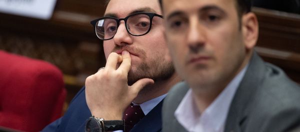 Депутаты от фракции Мой Шаг Арен Мкртчян и Сисак Габриелян на пленарном заседании Парламента Армении (5 марта 2019). Еревaн - Sputnik Армения
