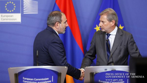 Премьер-министр Армении Никол Пашинян и Еврокомиссар по вопросам Европейского соседства и переговоров о расширении Йоханнес Хан на совместной пресс-конференции (5 марта 2019). Брюссель - Sputnik Армения