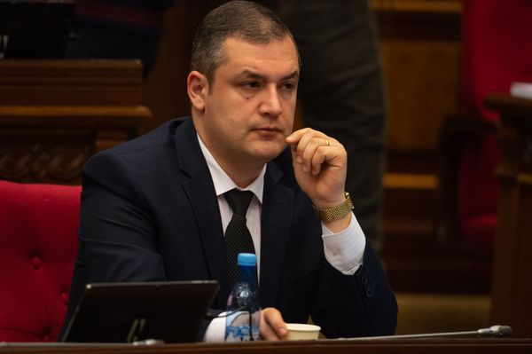 Заказ или указание? Оппозиционные депутаты забрасывают генпрокурора Армении вопросами Заказ или указание? Оппозиционные депутаты забрасывают генпрокурора Армении вопросами - Sputnik Армения