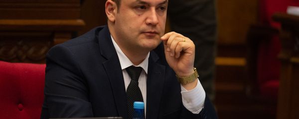 Депутат от фракции Процветающая Армения Тигран Уриханян на пленарном заседании Парламента Армении (5 марта 2019). Еревaн Депутат от фракции Процветающая Армения Тигран Уриханян на пленарном заседании Парламента Армении (5 марта 2019). Еревaн - Sputnik Армения