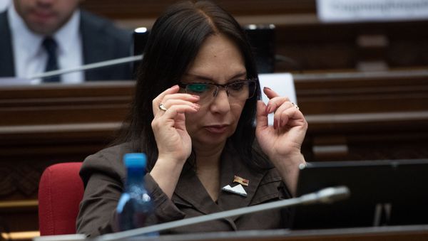 Депутат от фракции Мой Шаг Нарине Хачатурян на пленарном заседании Парламента Армении (5 марта 2019). Еревaн - Sputnik Արմենիա