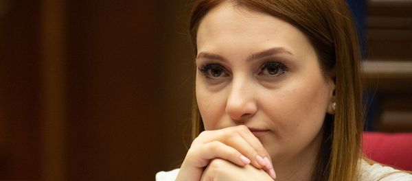 Руководитель фракции Мой шаг Лилит Макунц на пленарном заседании Парламента Армении (5 марта 2019). Еревaн - Sputnik Արմենիա