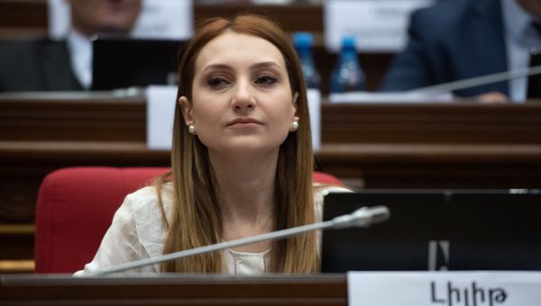 Руководитель фракции Мой шаг Лилит Макунц на пленарном заседании Парламента Армении (5 марта 2019). Еревaн - Sputnik Армения