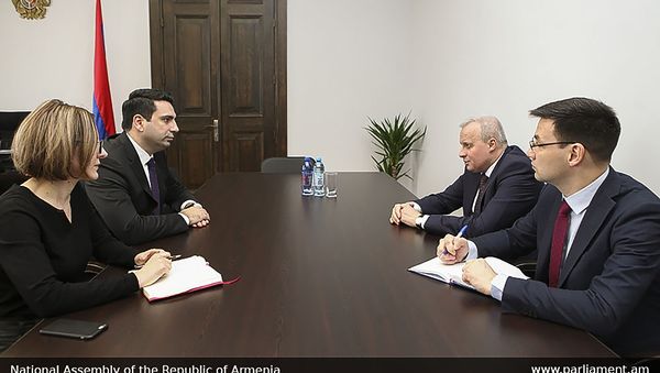 Вице-спикер Парламента Ален Симонян встретился с чревычайным и полномочным послом России в Армении Сергеем Копыркиным (6 марта 2019). Еревaн - Sputnik Армения
