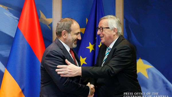 Премьер-министр Армении Никол Пашинян встретился с председателем Европейской Комиссии Жаном-Клодом Юнкером (6 марта 2019). Брюссель - Sputnik Армения
