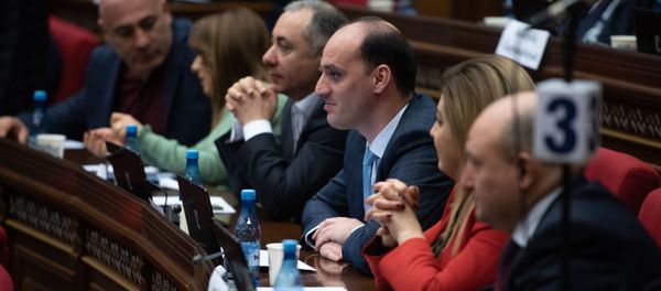 Депутаты от фракции Процветающая Армения на пленарном заседании Парламента Армении (5 марта 2019). Еревaн - Sputnik Արմենիա