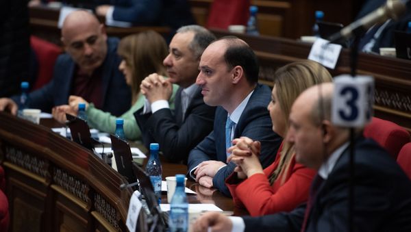 Депутаты от фракции Процветающая Армения на пленарном заседании Парламента Армении (5 марта 2019). Еревaн - Sputnik Արմենիա