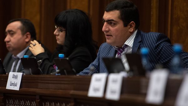 Депутат от фракции Мой Шаг Сергей Атомян на пленарном заседании Парламента Армении (5 марта 2019). Еревaн - Sputnik Արմենիա
