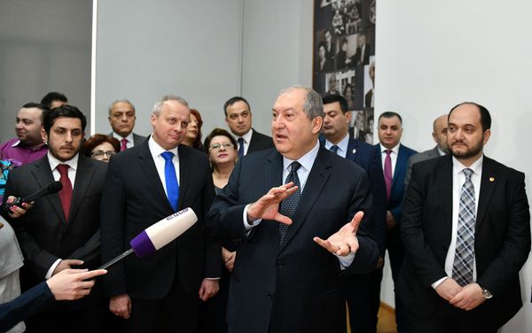Президент Армен Саркисян посетил открытие аудитории имени Гоар и Геворга Варданянов в Гос.университете языков и соц.наук имени В.Брюсова (7 марта 2019). Еревaн - Sputnik Армения