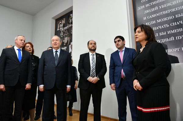 Երբ գամ Մոսկվա, կհանդիպենք. Նախագահը հենց միջոցառման ժամանակ խոսեց Գոհար Վարդանյանի հետ Երբ գամ Մոսկվա, կհանդիպենք. Նախագահը հենց միջոցառման ժամանակ խոսեց Գոհար Վարդանյանի հետ - Sputnik Արմենիա
