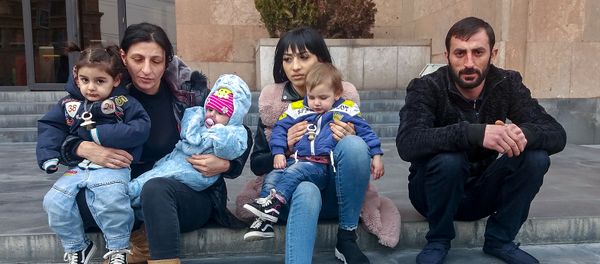Сидячая забастовка семьи Саркисян перед зданием городской администрации (7 марта 2019). Еревaн - Sputnik Արմենիա