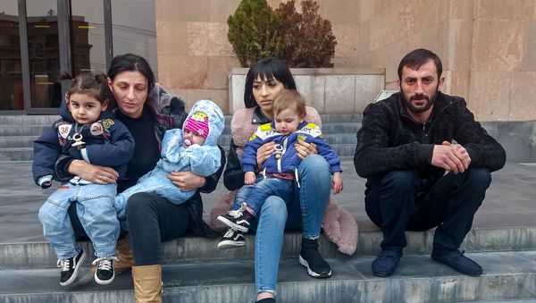 Сидячая забастовка семьи Саркисян перед зданием городской администрации (7 марта 2019). Еревaн - Sputnik Армения