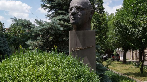 Бюст Грачьи Ачаряна - Sputnik Армения