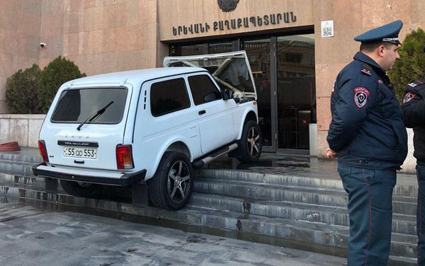 Нива-ն կայանել էին Երևանի քաղաքապետարանի շքամուտքի աստիճանահարթակի վերևում Нива-ն կայանել էին Երևանի քաղաքապետարանի շքամուտքի աստիճանահարթակի վերևում - Sputnik Արմենիա