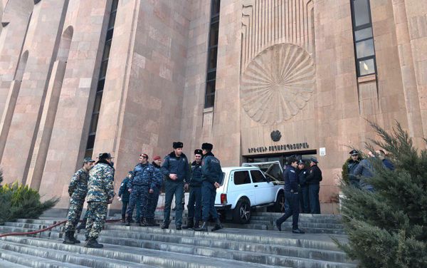 Нива-ն կայանել էին Երևանի քաղաքապետարանի շքամուտքի աստիճանահարթակի վերևում Нива-ն կայանել էին Երևանի քաղաքապետարանի շքամուտքի աստիճանահարթակի վերևում - Sputnik Արմենիա