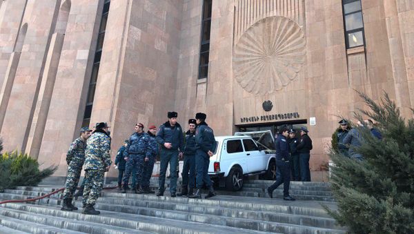 Врезавшийся в здание мэрии автомобиль Нива (8 марта 2019). Еревaн - Sputnik Արմենիա